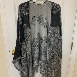 Multi-shade grey, floral kimono.